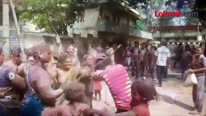 'या' गावात महिला पुरुषांना काठीने मारतात...