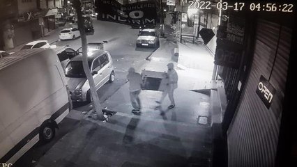 Son dakika haberi | İŞ YERİ DUVARINDAKİ KLİMA ÜNİTESİNİN ÇALINMA ANI KAMERADA