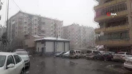 (DİYARBAKIR Diyarbakır'da kar yağışı etkili oldu