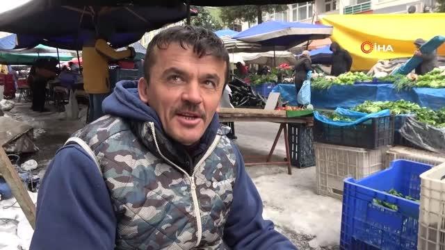 soğuk havadan etkilenen pazar esnafı ateş yakarak ısınmaya çalıştı