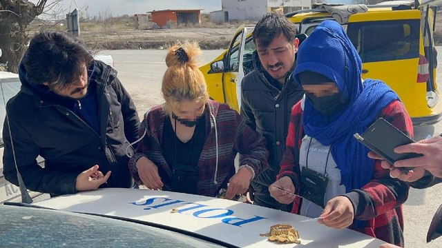 40 bin liralık altın çalan 2 kadın taksiyle kaçarken yakalandı