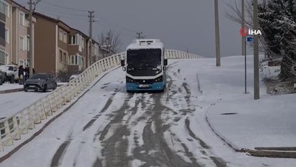 Kar yağışı ve buzlanan yollar sürücülere zor anlar yaşattı