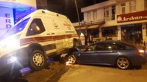 Ambulans ile otomobil çarpıştı