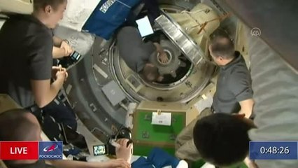 Rus kozmonotlar Ukrayna bayrağının renklerini taşıyan tulum giydi