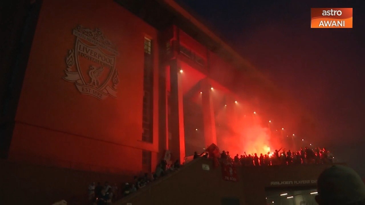 Penyokong Liverpool bersorak meraikan kejayaan di luar Stadium Anfield