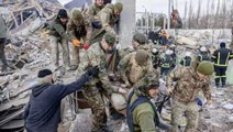 Rusya, Ukrayna'da askeri üssü vurdu! En az 80 kişi hayatını kaybetti