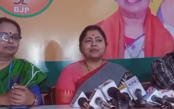 বিধানসভা উপনির্বাচনের বিজেপি প্রার্থী কেয়া ঘোষ সাংবাদিক সম্মেলন করলেন |Oneindia Bengali