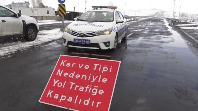 Yoğun kar ve tipi nedeniyle Kars-Iğdır kara yolu çift yönlü ulaşıma kapatıldı