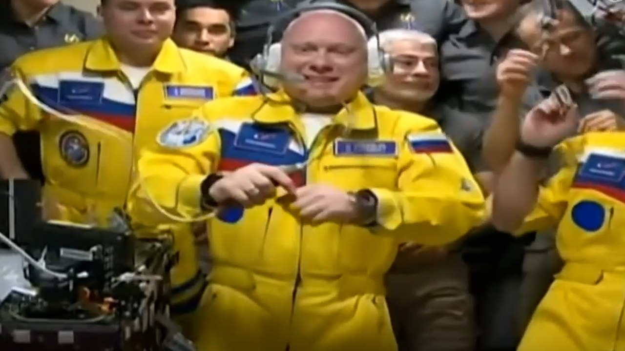 ISS : les cosmonautes russes ont-ils affiché un soutien à l’Ukraine dans leurs combinaisons jaunes et bleues ?