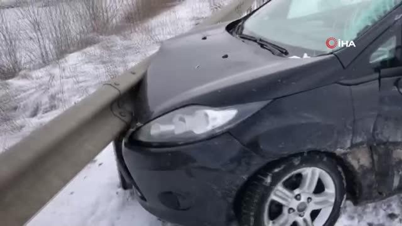 Kontrolden çıkan otomobil Tır'a arkadan çarptı: 2 yaralı
