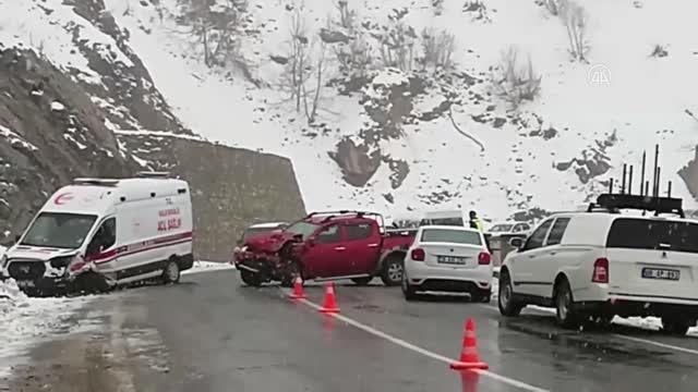 Son dakika: Ambulans ile kamyonetin çarpıştığı kazada 2 kişi yaralandı