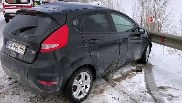 Kontrolden çıkan otomobil Tır'a arkadan çarptı: 2 yaralı