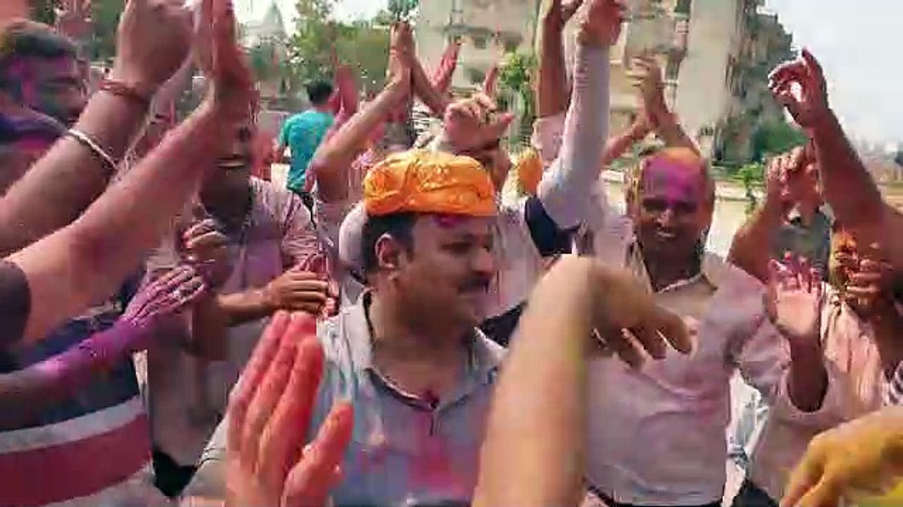 हर्ष और उमंग से मनाई होली, उड़ाया रंग-गुलाल, डी...