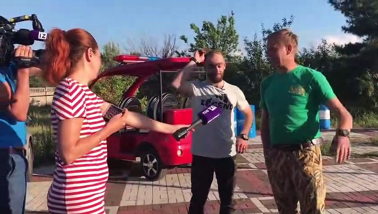 Il se balade avec un lion dans la voiture... Fou