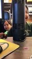 Ces gamins parlent à un ventilateur pensant que c'est Alexa d'Amazon