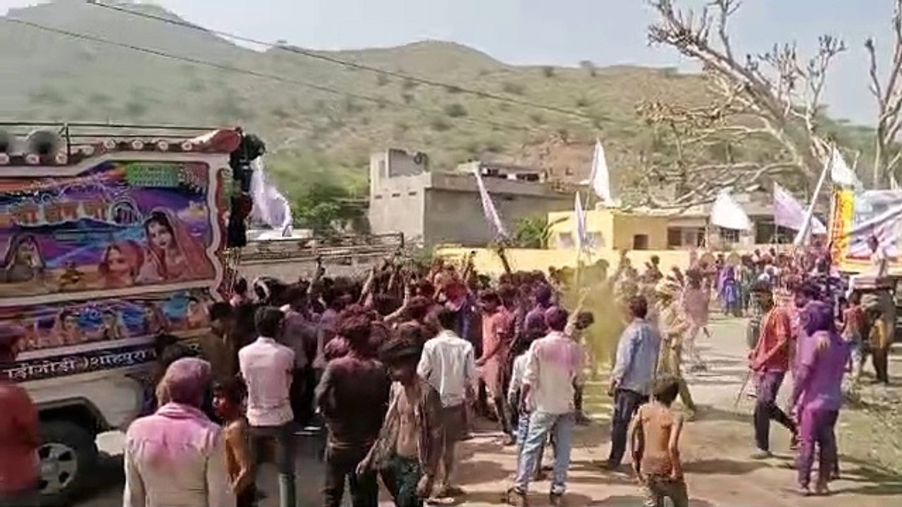 जयपुर के इस गांव में जमकर खेली होली, मस्ती से सरोबार हो जमकर नाचे लोग, देखिए वीडियो...