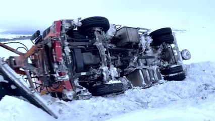 Çığ düşen yolda çalışma yapan iş makinası devrildi