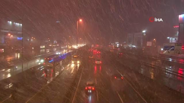 Kar yağışı nedeniyle görüş mesafesi düştü, sürücüler yavaş yavaş ilerledi