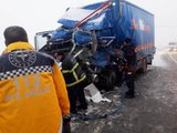 Bitlis'te TIR ile kamyon çarpıştı, araçta sıkışan sürücü güçlükle kurtarıldı