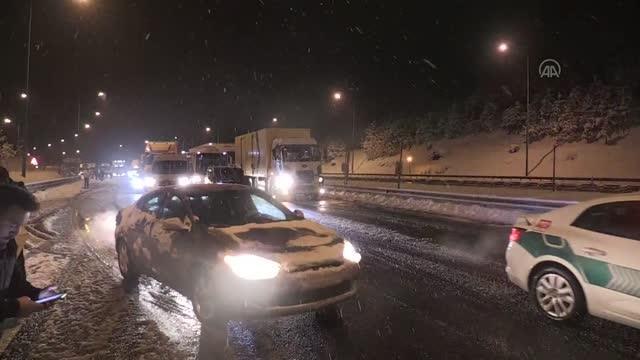 Son dakika haber | Kaza nedeniyle ulaşıma kapanan Anadolu Otoyolu'nun İstanbul yönü açıldı (2)