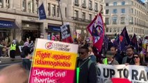 İngiltere'de binlerce kişi ırkçılığa karşı yürüdü