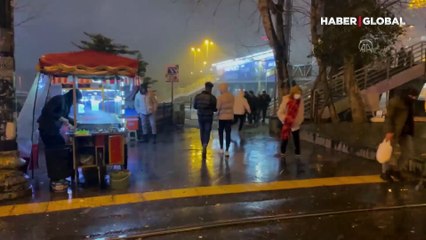 İstanbul'da etkili olan kar yağışı nedeniyle bazı sürücüler yolda kaldı