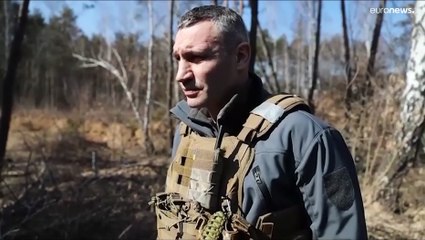 شاهد: عمدة كييف فيتالي كليتشكو بطل الملاكمة السابق يتفقد الخنادق ونقاط التفتيش لحماية العاصمة