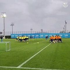 El gran ambiente en el entrenamiento del Barça antes del clásico / FCB