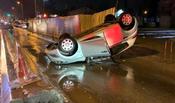 Kayganlaşan yolda kontrolden çıkan araç refüje çarpıp takla attı: 1 yaralı