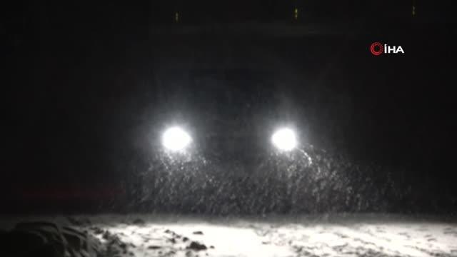 Yoğun kar yağışından dolayı minibüs rampada mahsur kaldı