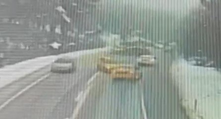 Yoğun karın beraberinde getirdiği zincirleme kaza kamerada