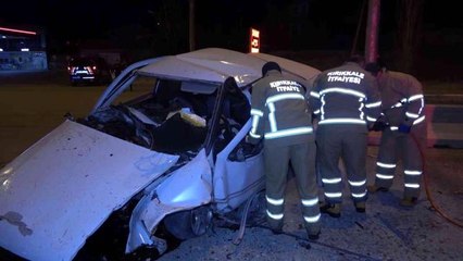 Hurdaya dönen otomobilde sürücü sıkıştı, ekipler zamanla yarıştı