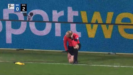 27e j. - Le match entre Bochum et Mönchengladbach arrêté après un jet de bière sur un arbitre