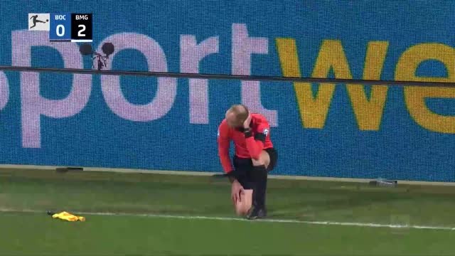 27e j. - Le match entre Bochum et Mönchengladbach arrêté après un jet de bière sur un arbitre