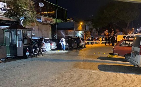 Son dakika haberi... Manisa'da eğlence mekanı önünde silahlı kavga; 3 yaralı