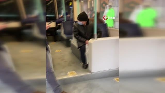 İstanbul'da soğuktan üşüyen köpek tramvaya bindi