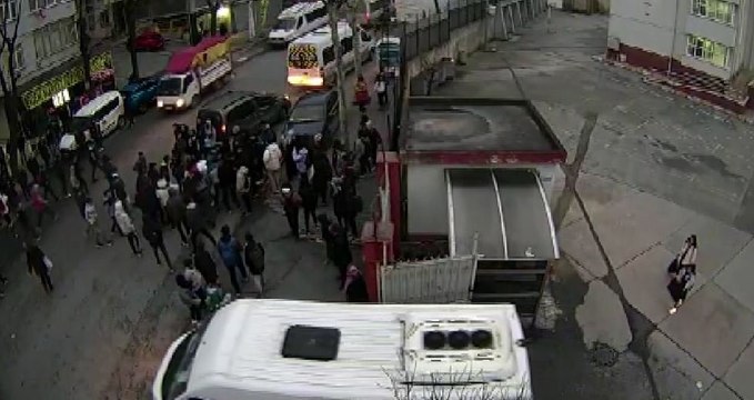 Okul önünde liseli gence silah ve bıçakla saldırdılar