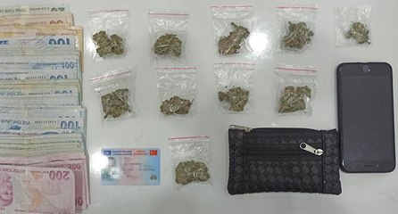 Çakarlı araçta polisi şaşırtan uyuşturucu zulası