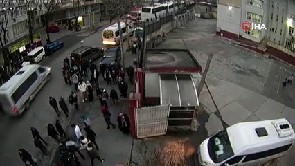 Lise önünde silahlı ve bıçaklı kavga