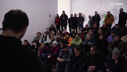 Zivilisten greifen zur Waffe - und ziehen an die Front