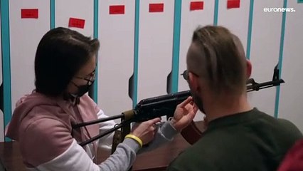 Defenderse de la invasión rusa con un fusil kaláshnikov