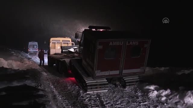 Sağlık ekipleri yolu kapanan mezradaki hasta için seferber oldu