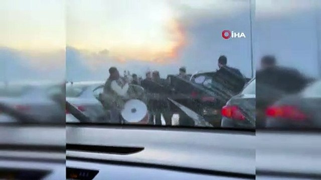 Bursa’da düğün konvoyu yolu kapattı, sürücüler tepki gösterdi