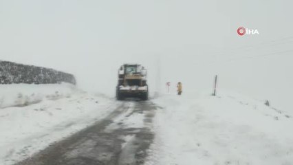 Derecik'te dağcıların olduğu yola çığ düştü