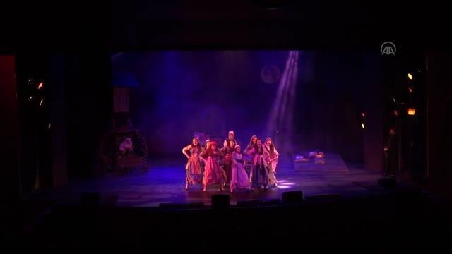 İzmir Devlet Tiyatrosu Şerbet Hanım'ın Deli Aşkları nı müzikli oyunla anlatıyor