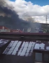 KAĞITHANE'DE ÇATIDA ÇIKAN YANGIN YANDAKİ BİNAYA SIÇRADI