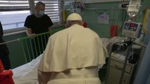 El papa visita a niños ucranianos refugiados ingresados en un hospital de Roma