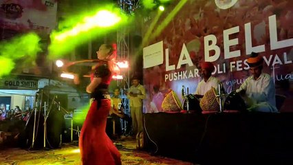 पुष्कर में युवती ने किया ऐसा डांस, देखें वीडियो... !