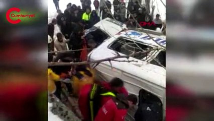 Van'da yolcu minibüsü, istinat duvarını aşıp devrildi: Çok sayıda yaralı var