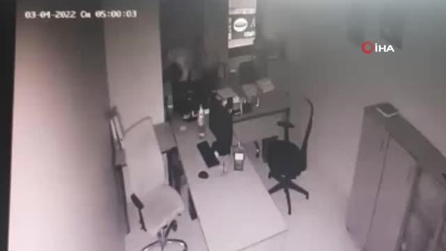Son dakika haberi! Çelik kasadan para ve ziynet eşyası çalan hırsızlar kamerada